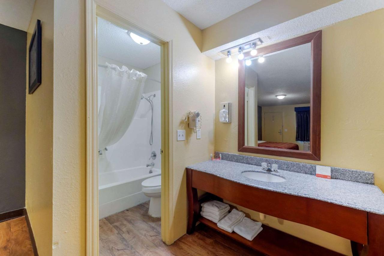 Econo Lodge Pryor Creek Екстериор снимка