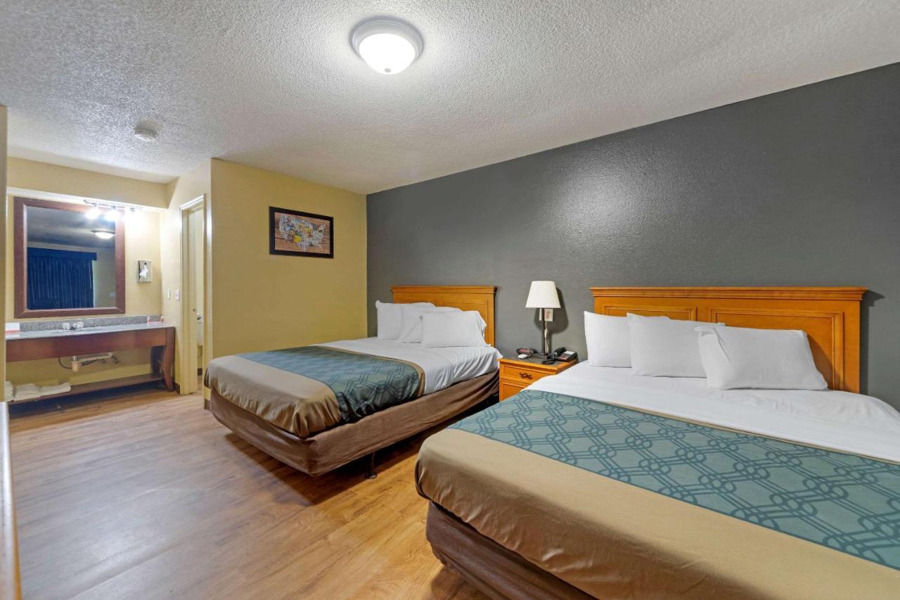 Econo Lodge Pryor Creek Екстериор снимка