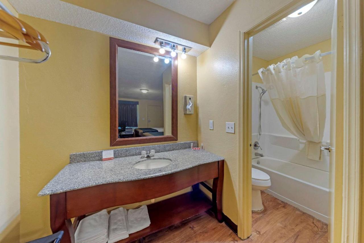 Econo Lodge Pryor Creek Екстериор снимка